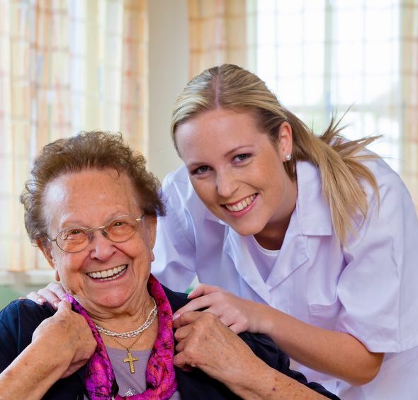 Betreuerin mit Patientin Betreuerin mit Patientin